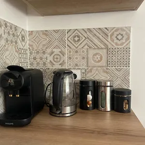  Appartement Au Calme Proche Centre-ville, Renove Avec Equipements Neufs Et Parking Prive